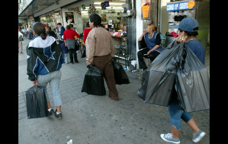 El pago del aguinaldo es aprovechado para comprar los regalos navideños. EL INFORMADOR / ARCHIVO