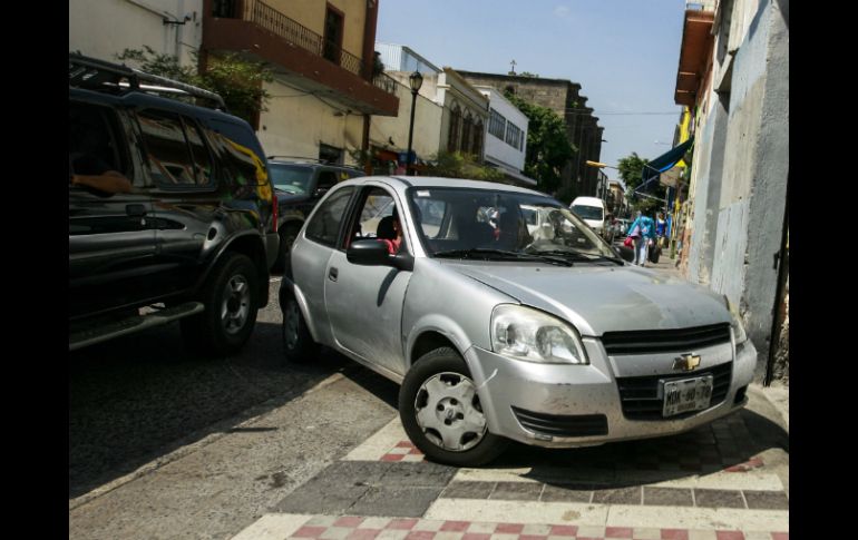 Señalan que Movilidad no tolerará invasión de ciclovías, banquetas o estacionarse en línea amarilla. EL INFORMADOR / ARCHIVO