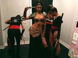 Kylie Jenner optó por seducir con un traje al estilo ninja sexy. INSTAGRAM / @kyliejenner