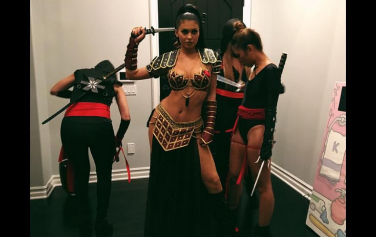 Kylie Jenner optó por seducir con un traje al estilo ninja sexy. INSTAGRAM / @kyliejenner