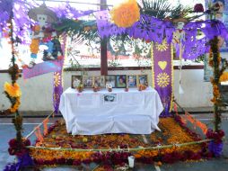 En el altar había algunos platos de comida y frutas de temporada como jícamas y mandarinas. SUN / D. Téllez