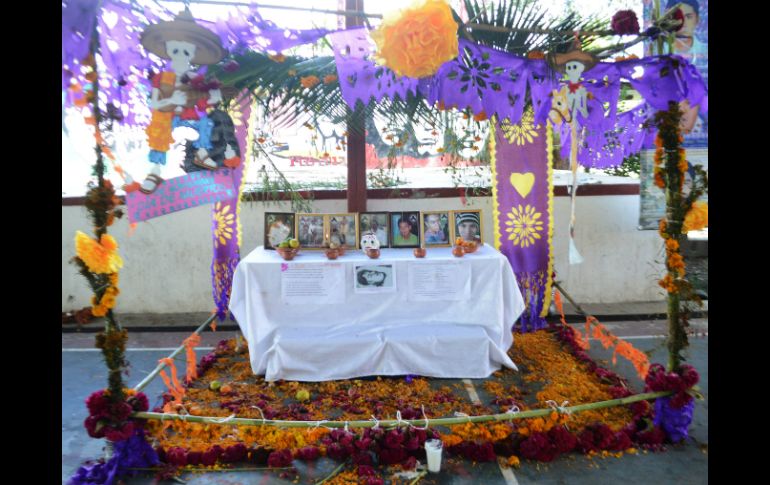 En el altar había algunos platos de comida y frutas de temporada como jícamas y mandarinas. SUN / D. Téllez