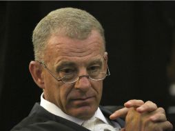 Gerrie Nel insiste en que Pistorius 'debió haber previsto que alguien moriría' cuando disparó la madrugada del 14 de febrero del 2014. EFE / S. Sibeko