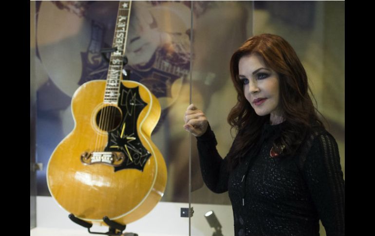 La exhibición cuenta con una de las guitarras favoritas del ''rey del rock'', una Gibson J-200 de 1956, enviada desde Graceland. EFE / W. Oliver