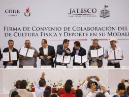 Imagen de la firma de convenio entre el Code y alcaldes de los municipios de Jalisco. TWITTER / @AristotelesSD