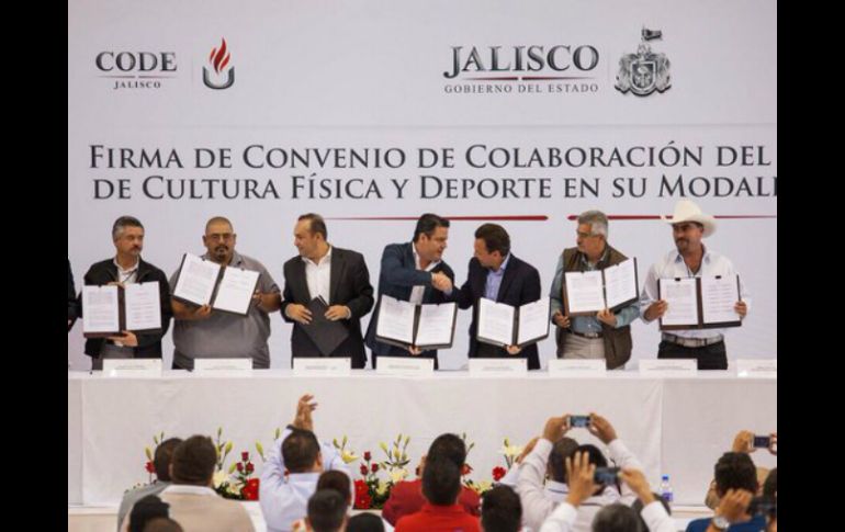 Imagen de la firma de convenio entre el Code y alcaldes de los municipios de Jalisco. TWITTER / @AristotelesSD