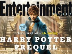 La portada ofrece un vistazo a la imagen completa de Scamander, con todo y su varita mágica incluida y su maletín. TWITTER / @EW