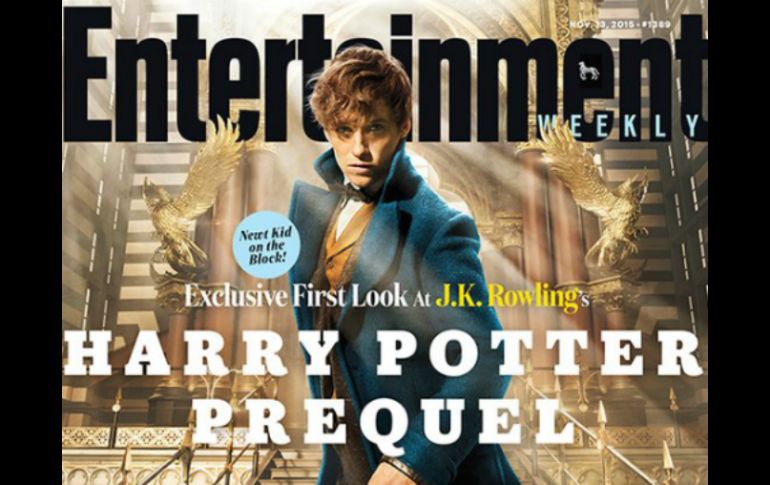 La portada ofrece un vistazo a la imagen completa de Scamander, con todo y su varita mágica incluida y su maletín. TWITTER / @EW