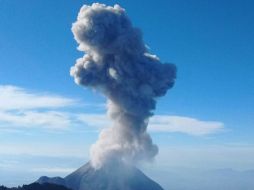 El Volcán El Colima emite una fumarola que alcanzó una altura de 2.2 kilómetros con moderado contenido de ceniza. TWITTER / @PCJalisco