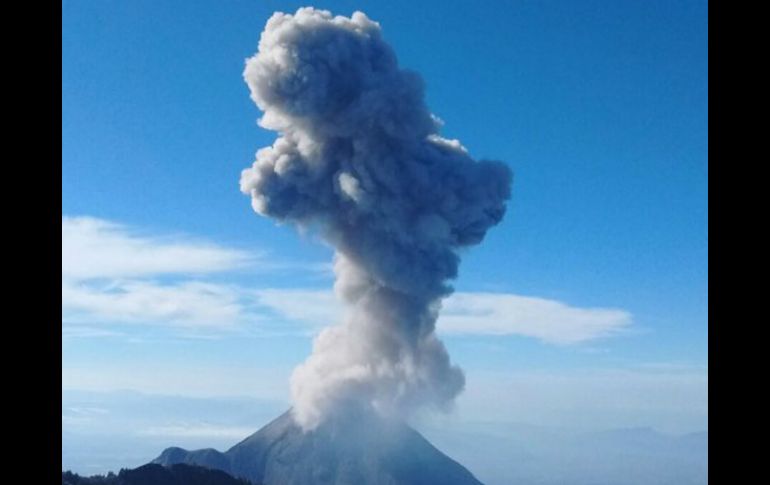 El Volcán El Colima emite una fumarola que alcanzó una altura de 2.2 kilómetros con moderado contenido de ceniza. TWITTER / @PCJalisco