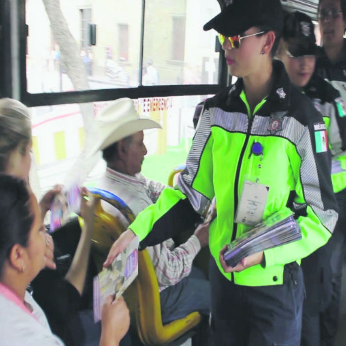 En el transporte, las mujeres se defienden del acoso hasta con alfileres |  El Informador