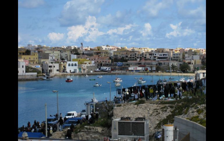 Las mujeres llegaban a Lampedusa mezcladas con los migrantes y eran amenazadas física y psicológicamente. ESPECIAL /