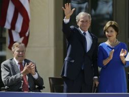 Cuestionado por el autor sobre los comentarios de su padre, George W. Bush se muestra sorprendido. AP / ARCHIVO