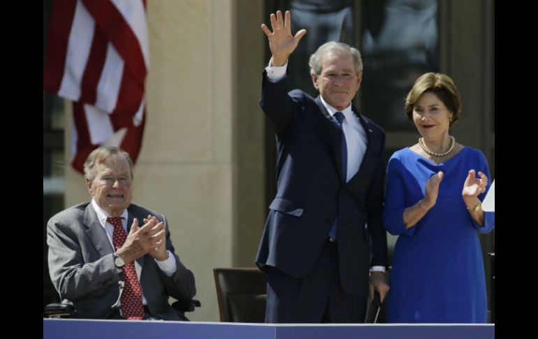 Cuestionado por el autor sobre los comentarios de su padre, George W. Bush se muestra sorprendido. AP / ARCHIVO