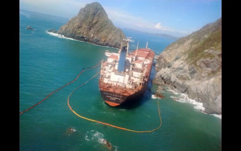 El buque granelero ''Los Llanitos'' encalla el 23 de octubre tras abandonar el puerto de Manzanillo para soportar el paso del huracán. TWITTER / @PROFEPA_Mx