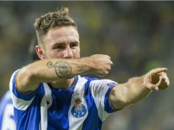 El mexicano celebró su primera anotación con el club portugués. AFP / J. Guez