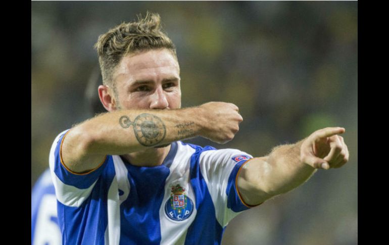 El mexicano celebró su primera anotación con el club portugués. AFP / J. Guez