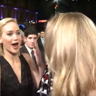 Jennifer Lawrence besa accidentalmente a su compañera