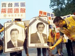 Un centenar de personas intentó entrar en el Parlamento taiwanés aunque la policía impidió su entrada. EFE / D. Chang