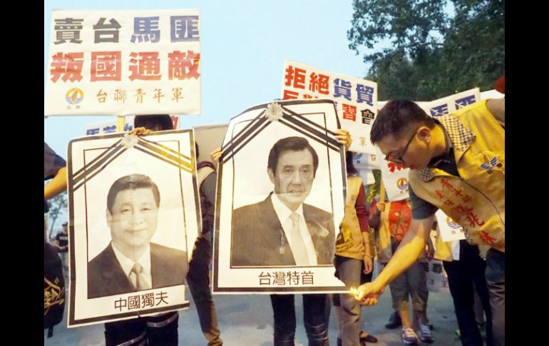 Un centenar de personas intentó entrar en el Parlamento taiwanés aunque la policía impidió su entrada. EFE / D. Chang