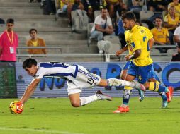 El defensa la Real Sociedad, Yuri Berchiche, cae ante el jugador de Las Palmas, David Simón. EFE / E. Urquijo