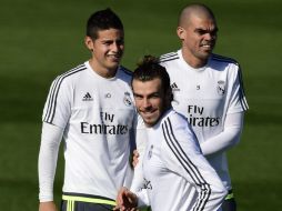 Bale y Rodríguez completan con normalidad junto al resto de sus compañeros el último entrenamiento del Real Madrid. AFP / P. Marcou