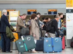 El personal de cabina de Lufthansa obliga a la aerolínea alemana a cancelar unos 520 vuelos de media y corta distancia. AP / B. Roessler