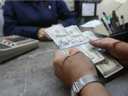 El dólar se adquiere en un mínimo de 15.80 pesos en la terminal área de la capital del país. EL INFORMADOR / ARCHIVO