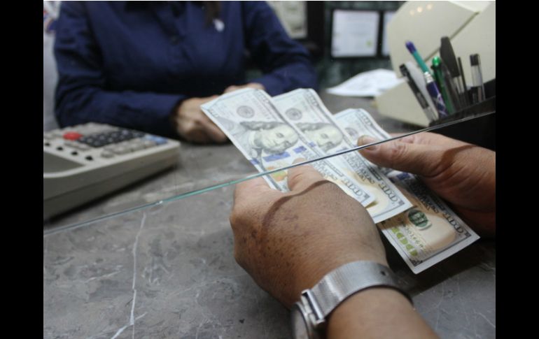 El dólar se adquiere en un mínimo de 15.80 pesos en la terminal área de la capital del país. EL INFORMADOR / ARCHIVO