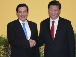 El presidente chino Xi Jinping (i) y su homólogo taiwanés Ma Ying-jeou (d). AP / C. Ying-ying