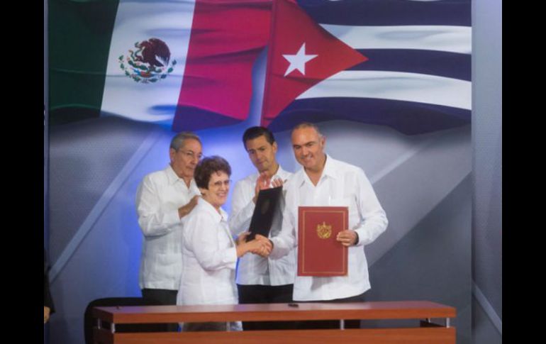 El tratado se da en el marco de la visita del mandatario cubano en el país donde además firmaron acuerdos en educación. TWITTER / @SAGARPA_mx