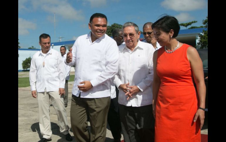 El mandatario fue despedido por el gobernador de Yucatán, Rolando Zapata, y la subsecretaria para AL y el Caribe, Socorro Flores. NTX /