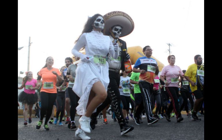 Con motivo del día de muertos muchos de los participantes corrieron disfrazados como calaveras y catrinas. EL INFORMADOR / A. Hinojosa