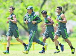 A sanar heridas. Mario Arteaga (centro) trota con sus jugadores, que hoy van por el tercer sitio de la copa. MEXSPORT /