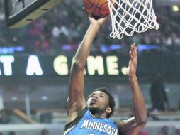 El guardia Andrew Wiggins de los Timberwolves de Minnesota logra dos puntos sobre Nikola Mirotic. AP / Y. Huh