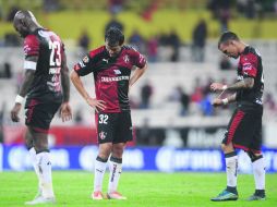 El uruguayo Álvaro González (der.) y el panameño Felipe Baloy lamentan la nueva derrota del Atlas. MEXSPORT / A. Macías