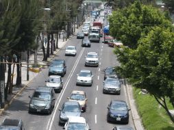 Analizarán que en horas pico dejen de circular algunos autos y mejorar transporte público. NTX / ARCHIVO