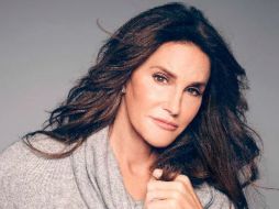 Caitlyn aparece dentro de una bañera, cubierta por la espuma y con una botella de champán al lado. TWITTER / @caitlyn_jenner