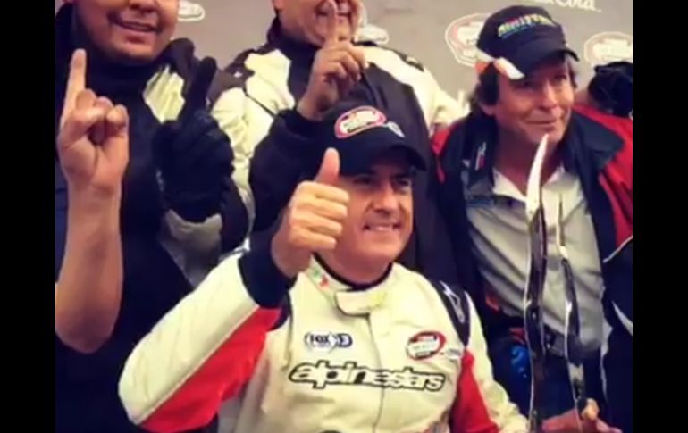 Pepe González le ganó la partida a Rubén Rovelo y le arrebató la punta. TWITTER / @NASCARmxOficial