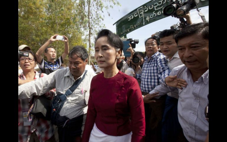 Toda la atención mediática del día se centró en Suu Kyi, Nobel de la paz, que pasó más de 15 años bajo arresto domiciliario. AP / K. Maung