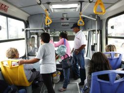 Según investigadores,los pasajeros caminan más a menudo para tomar el autobús o tren que los que van a trabajar a pie o en bici. EL INFORMADOR / ARCHIVO