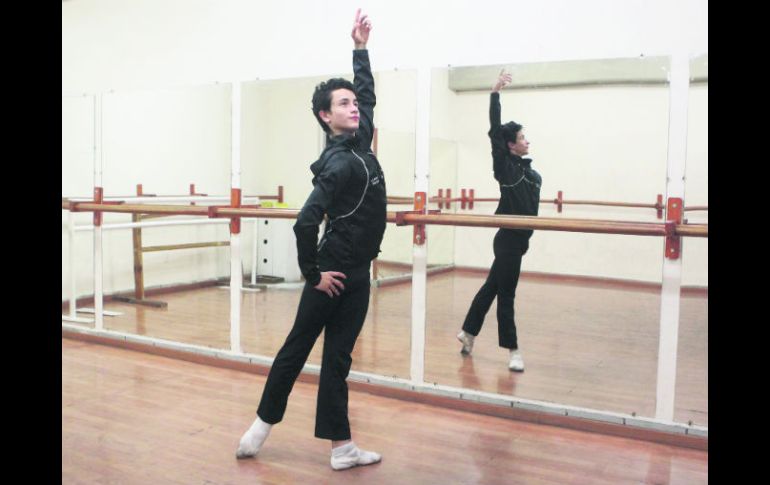 Desde hace una década, José Ángel Vizcaíno Cortés se ha preparado en ballet en la Academia de Doris Topete. EL INFORMADOR / A. Hinojosa