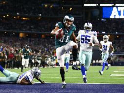 Jordan Matthews supera la marca de los McClain y Carr para anotar y darle la victoria a su equipo. AFP / R. Martínez