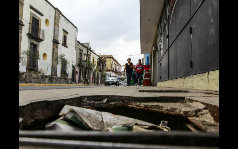 Registro roto en la calle Juan Manuel, entre Contreras Medellín y Mariano de la Bárcena, uno de los muchos obstáculos para los peatones EL INFORMADOR / A. García