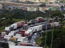 La fila de autos se fue haciendo kilométrica al paso de las horas. ESPECIAL /