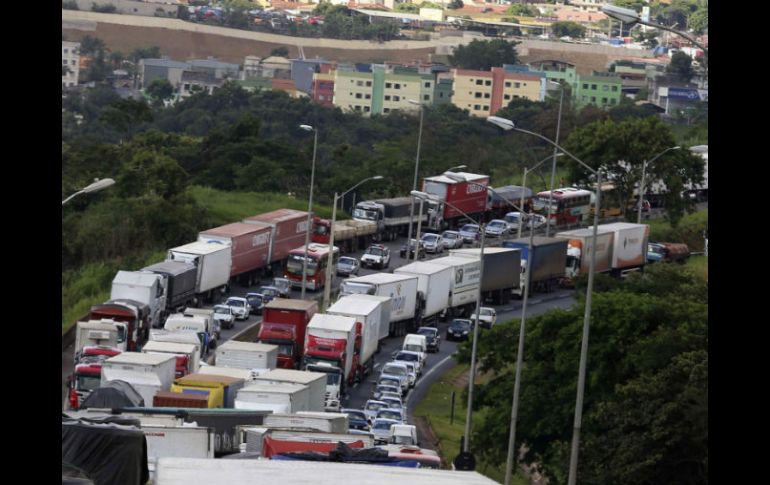 La fila de autos se fue haciendo kilométrica al paso de las horas. ESPECIAL /