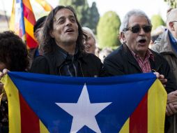 Simpatizantes independentistas frente al Parlamento Catalan, duante el debate de desconexión de Cataluña con España. NTX / A. Salamé