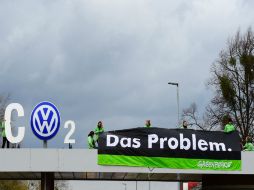 Los manifestantes formaron la palabra ''CO2'' con el logo de VW a la entrada de la ensambladora. AP / J. Macdougall