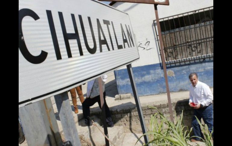 Meade visitó Cihuatlán para para supervisar los trabajo de rehabilitación así como el reparto de enseres. TWITTER / @JoseAMeadeK