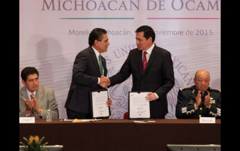 Durante la firma del convenio del Mando Único en Michoacán, Osorio Chong resalta los avances en seguridad de la entidad. SUN / R. Tinoco